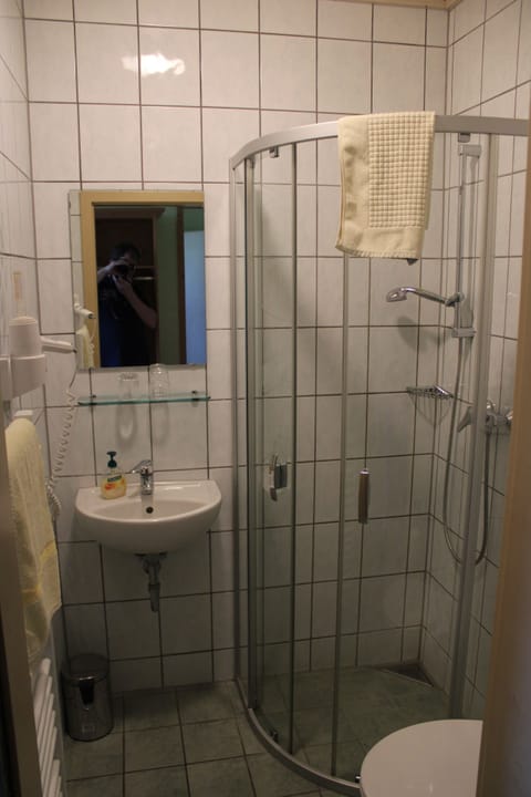 Double Room | Bathroom | Shower, free toiletries, hair dryer, towels