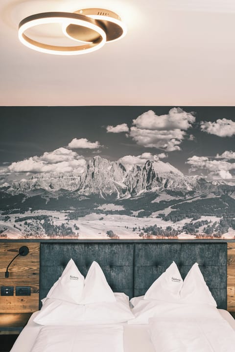 Doppelzimmer Sella | Down comforters, in-room safe, desk, laptop workspace