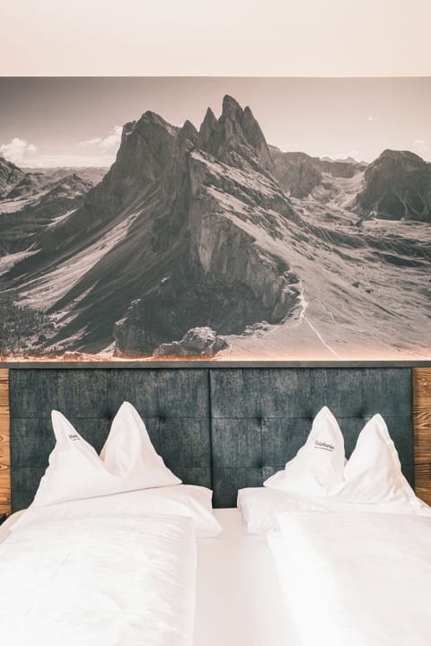 Doppelzimmer Sella | Down comforters, in-room safe, desk, laptop workspace
