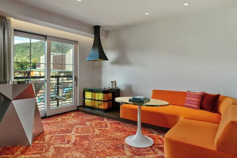 Studio Suite, 1 King Bed | Living room | 50-inch flat-screen TV with cable channels, TV, books