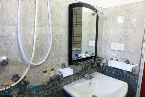 Deluxe Double Room | Bathroom | Shower, rainfall showerhead, free toiletries, hair dryer