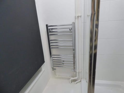 Combined shower/tub, free toiletries, towels, toilet paper