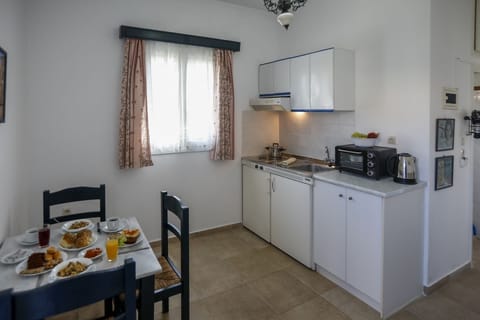 Apartment, 1 Bedroom | Private kitchen | Fridge, microwave, oven, stovetop