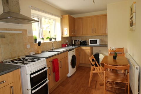 House, 2 Bedrooms (Sleeps 7) | Private kitchen | Full-size fridge, microwave, oven, stovetop