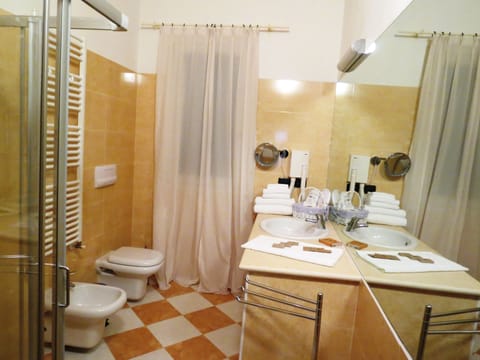 Superior Apartment, 2 Bedrooms | Bathroom | Free toiletries, hair dryer, slippers, bidet