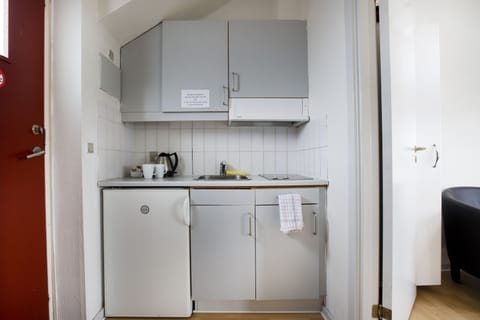 Double Room | Private kitchenette | Fridge, microwave, coffee/tea maker