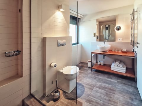 Superior Room | Bathroom | Free toiletries, hair dryer, towels