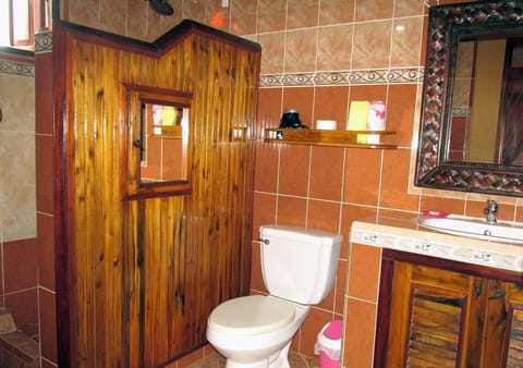 Family Quadruple Room | Bathroom | Shower, rainfall showerhead, free toiletries, hair dryer