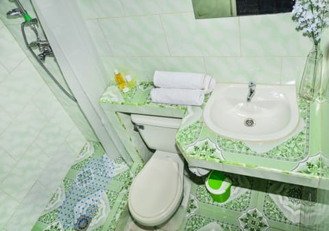 Comfort Triple Room | Bathroom | Shower, rainfall showerhead, free toiletries, hair dryer