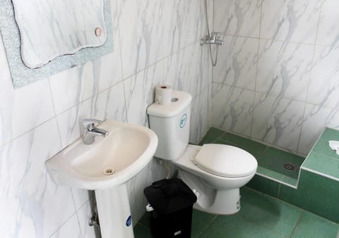 Comfort Double Room | Bathroom | Shower, rainfall showerhead, free toiletries, hair dryer