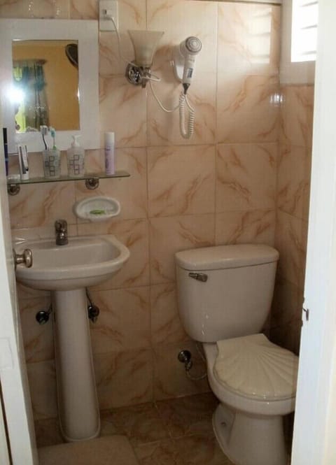 Comfort Double Room | Bathroom | Shower, rainfall showerhead, free toiletries, hair dryer