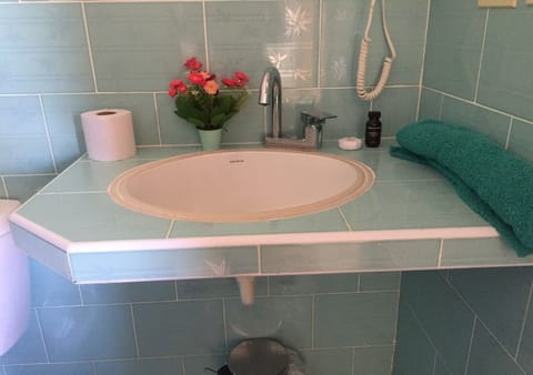 Comfort Triple Room | Bathroom | Shower, rainfall showerhead, free toiletries, hair dryer