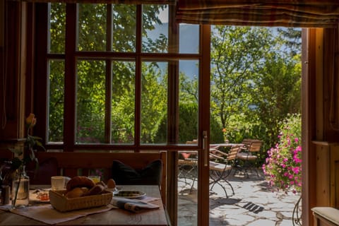 Lunch and dinner served, international cuisine