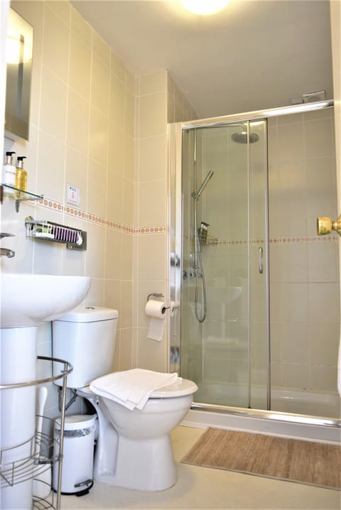 Superior Double Room, Ensuite, Sea View | Bathroom shower