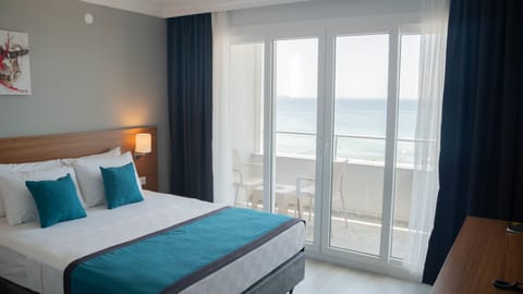 Standard Room, Sea View | Minibar, soundproofing, free WiFi, bed sheets