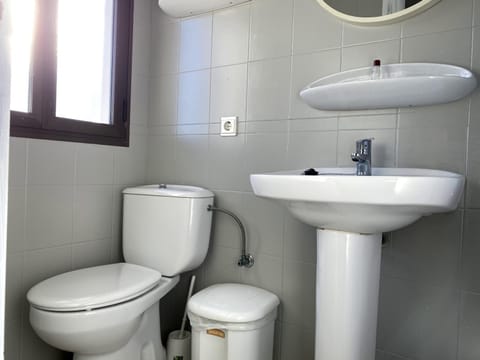 Double Room | Bathroom | Bathtub, free toiletries, hair dryer, towels