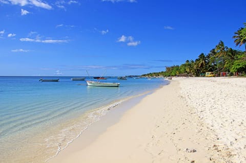 Private beach nearby, white sand, beach towels