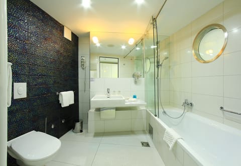 Superior Double or Twin Room, Balcony, Sea View | Bathroom | Designer toiletries, hair dryer, bathrobes, slippers