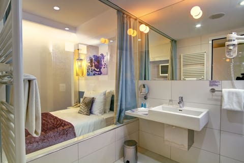 Standard Single Room, 1 Twin Bed, Sea View | Bathroom | Designer toiletries, hair dryer, bathrobes, slippers