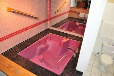 King Jacuzzi Non-Smoking | Bathroom amenities | Combined shower/tub, towels