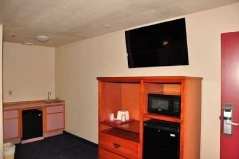 King Suite Non-Smoking | Desk, iron/ironing board, free WiFi, bed sheets