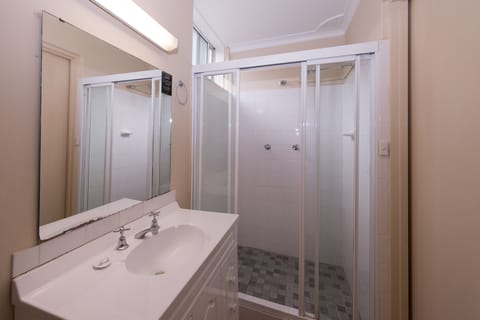 King Room | Bathroom | Shower, free toiletries, hair dryer, towels