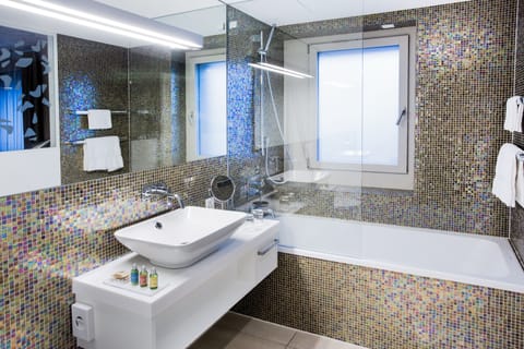 Executive Double Room | Bathroom | Rainfall showerhead, designer toiletries, hair dryer, towels