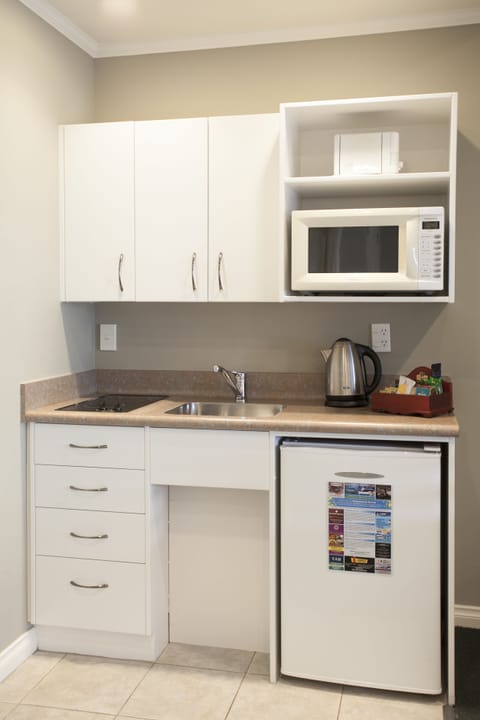 Suite, 1 Bedroom, Accessible | Private kitchenette | Fridge, microwave, electric kettle, cookware/dishes/utensils