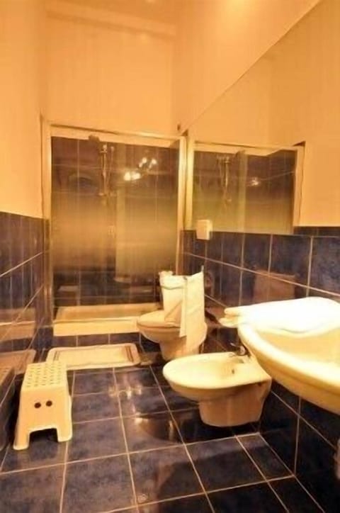 Standard Double Room | Bathroom | Bathtub, hair dryer, towels