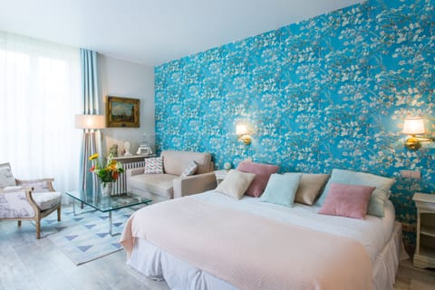 Premium bedding, minibar, in-room safe, desk