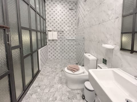 Urban Deluxe | Bathroom | Shower, rainfall showerhead, free toiletries, hair dryer