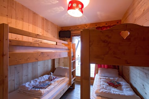 Fall asleep in our cozy bedroom, which has 2 sets of Bunk beds.