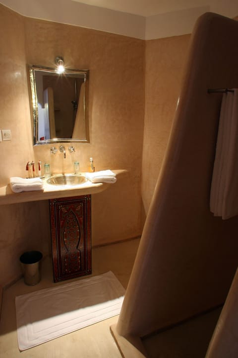 Standard Room (Zouak) | Bathroom | Shower, free toiletries, hair dryer, towels
