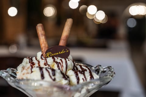 Lunch and dinner served, pizza