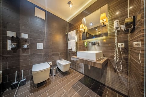 Deluxe Double Room | Bathroom | Shower, hair dryer, towels