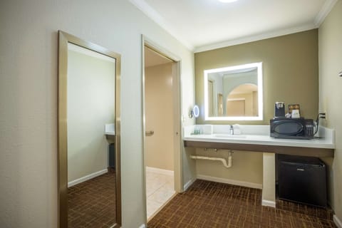 Standard Room, 1 King Bed, Accessible, Bathtub | Room amenity