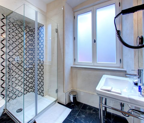 Deluxe Double or Twin Room | Bathroom | Shower, rainfall showerhead, designer toiletries, hair dryer