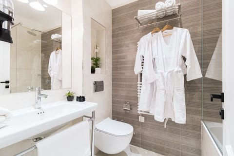 Deluxe Double or Twin Room | Bathroom | Shower, rainfall showerhead, designer toiletries, hair dryer