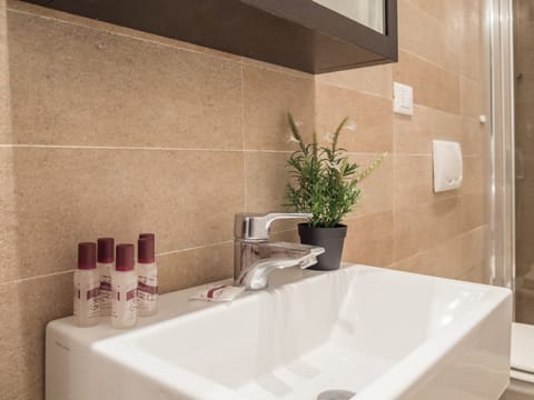 Apartment, 4 Bedrooms (Check-in online) | Bathroom sink