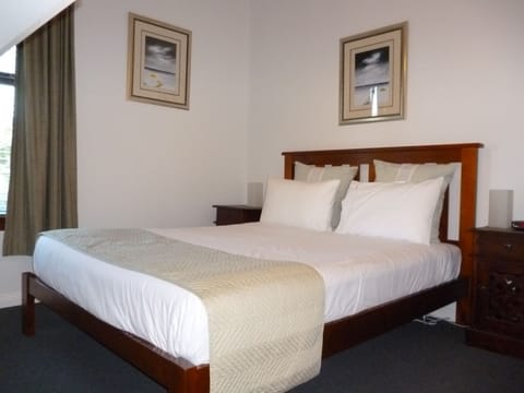 Standard Double Room, 1 Queen Bed (Shearwater) | Blackout drapes, iron/ironing board, free WiFi, bed sheets