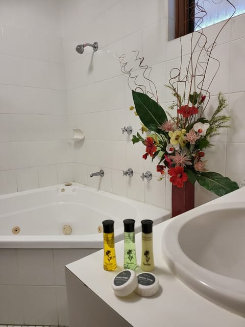 Queen Spa Room | Bathroom | Free toiletries, towels