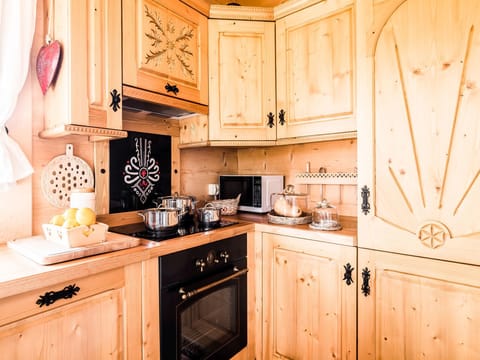 Premium Chalet | Private kitchen | Full-size fridge, cookware/dishes/utensils