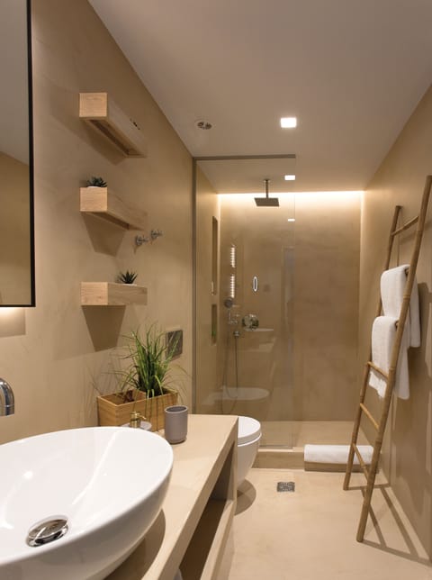 Superior Suite | Bathroom shower