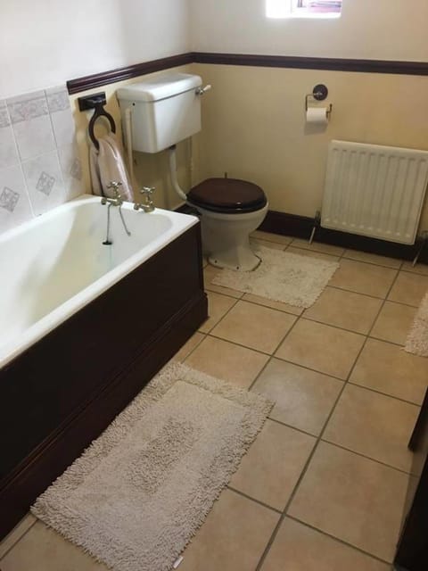 Single Room, Private Bathroom | Bathroom | Shower, free toiletries, hair dryer, towels