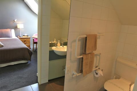 Standard Studio (King Studio) | Bathroom | Shower, hair dryer, towels