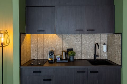 Appartement Familial, vue jardin | Down comforters, desk, iron/ironing board, free WiFi