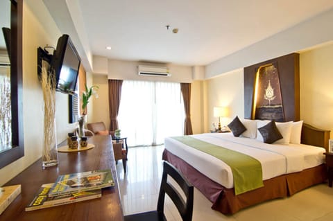 Deluxe Room | In-room safe, individually decorated, individually furnished, desk