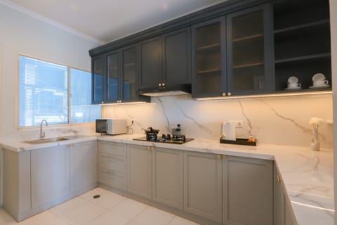 Apartment 3 Bedrooms Suite | Private kitchen | Fridge, coffee/tea maker, electric kettle, paper towels