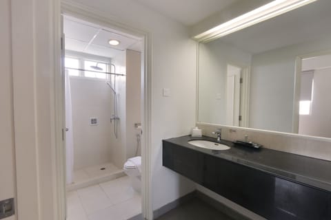 Apartment 2 Bedrooms Suite  | Bathroom | Shower, free toiletries, hair dryer, slippers