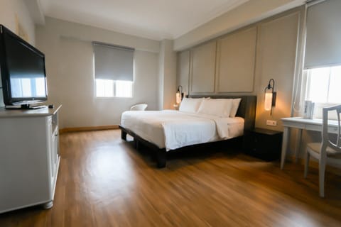 Apartment 3 Bedrooms Suite | Down comforters, Select Comfort beds, in-room safe, desk